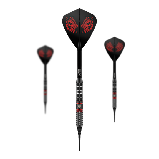 Šipky Red Dragon Jonny Clayton RD-ULTRA měkké - 18g Zu sehen ist ein Set der Red Dragon Jonny Clayton RD-ULTRA Softdarts mit 18g Gewicht. Die drei Darts haben schwarze, silberne und rote Details und sind nebeneinander platziert.