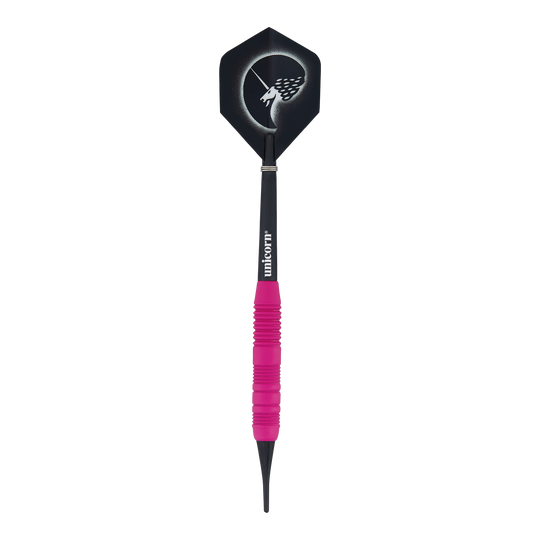Šipky Unicorn Core Plus pogumované růžové - 19g Das Bild zeigt einen Unicorn Core Plus Rubberised Pink Softdart mit einem Gewicht von 19 Gramm. Der Dartpfeil hat einen pinkfarbenen, gummierten Griff und eine schwarze Flights mit einem stilisierten Einhorn-Design.