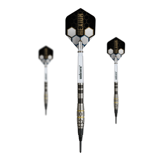 Měkké šipky Unicorn Hexium Style 01, černo-zlaté - 22g Dieses Set zeigt die Unicorn Hexium Style 01 Black & Gold Softdarts - 22g als Set. Perfekt für Spieler, die ein passendes, abgestimmtes Dart-Set suchen.