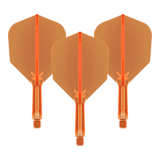 Letový systém Target K-Flex No6 - neonově oranžový Auf dem Bild sind drei neonorange Darts-Flights mit Schaft zu sehen. Sie sind nebeneinander angeordnet und haben eine transparente Optik.