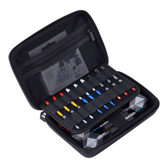 Pouzdro na šipky Unicorn Ultra 3UP Medium - černé Das Bild zeigt das Produkt "Unicorn Ultra 3UP Medium Dartcase - Schwarz". Das Dartcase ist geöffnet und ordentlich mit verschiedenen Dartzubehörteilen und Darts bestückt.