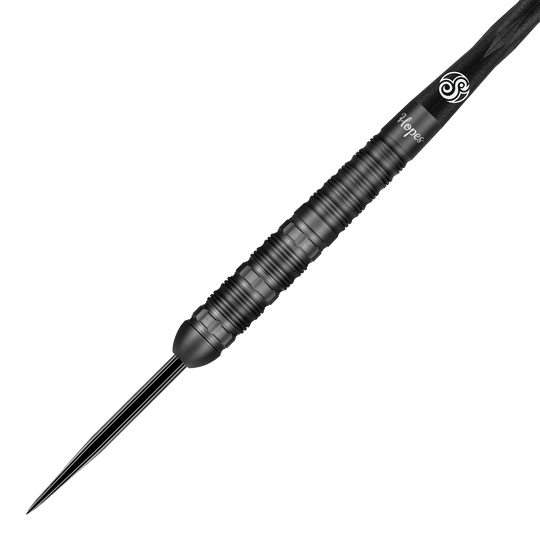 Das Bild zeigt einen schwarzen Steeldart aus der Shot Pro-Series Haupai Puha 2 mit 24 Gramm Gewicht. Der Dartpfeil hat ein modernes, geriffeltes Design für besseren Halt.