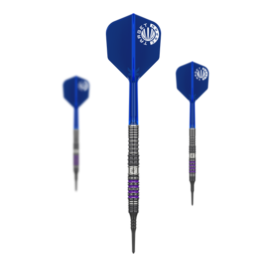 Měkké šipky Target Japan Prime Series Sirius GEN4 - 21,5 g Das Bild zeigt drei Softdarts der Serie "Target Japan Prime Series Sirius GEN4" mit einem Gewicht von 21,5g. Die Darts haben blaue Flights und silber-schwarze Barrels mit lila Akzenten.
