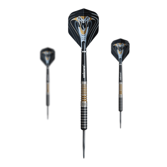 Ocelové šipky Unicorn Maestro Jeffrey De Zwaan fáze 3 Auf dem Bild sind drei Steeldarts des Modells "Unicorn Maestro Jeffrey De Zwaan Phase 3" zu sehen. Die Darts haben schwarze Flights mit einem auffälligen, weißen Kobramotiv.