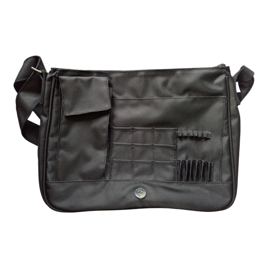 Taška na šipky DataDart Team - černá Die Abbildung zeigt die DataDart Team Darttasche in Schwarz. Die Tasche verfügt über mehrere Fächer und Halterungen zur Aufbewahrung von Dartzubehör.