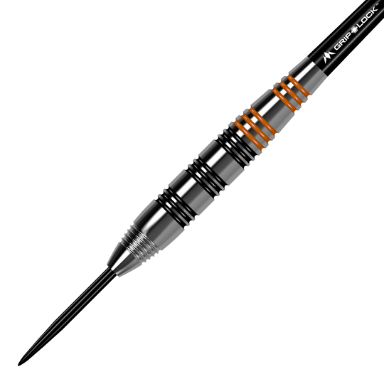 Šipky Mission Javan Brass Steel - 22g Das Bild zeigt einen Mission Javan Brass Steeldart mit einem Gewicht von 22 Gramm. Der Dart hat silberne und schwarze Rillen sowie einige orangefarbene Ringe am Griff.