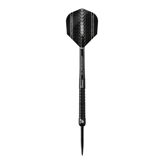 Ocelové šipky Harrows Supergrip Black Edition Das Bild zeigt einen schwarzen Steeldart der Marke Harrows Supergrip Black-Edition. Der Dart hat ein elegantes, komplett schwarzes Design mit feinen silbernen Akzenten.
