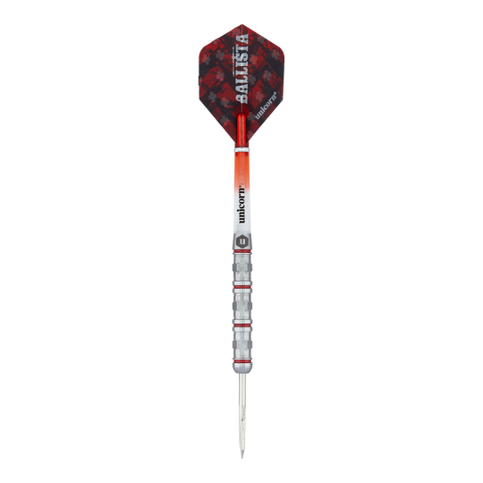 Ocelové šipky Unicorn Ballista Style 4 Das Bild zeigt einen Steeldart namens "Unicorn Ballista Style 4". Der Dart hat eine silberne Spitze, einen strukturierten Griff und rote sowie schwarze Akzente am Flight.