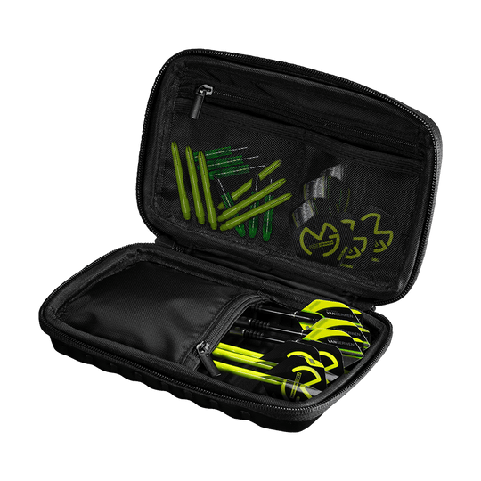 8331_Winmau_MvG_Tour_Edition_Dartcase_2 Das Bild zeigt das Winmau MvG Tour Edition Dartcase, das geöffnet ist. Im Inneren befinden sich mehrere Darts und Zubehörteile, wie Flights und Shafts, ordentlich sortiert.