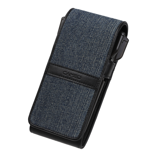 Das Bild zeigt ein Etui mit einem Bezug aus blauem Jeansstoff und schwarzen Lederakzenten. Es ist rechteckig und hat die Aufschrift "Cameo" auf dem schwarzen Lederstreifen.