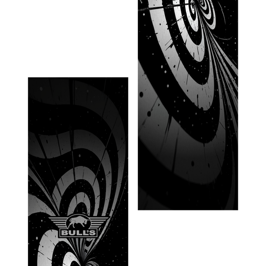 Das Bild zeigt den "Bulls NL Illusion Black White Dartteppich" mit einem auffälligen, schwarz-weißen Kreismuster. Unten ist das Logo von BULL'S mit einem stilisierten Stier zu sehen.