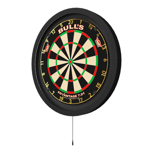 Das Bild zeigt ein Bulls NL Lumo 2 Light Surround Beleuchtungssystem an einer Dartscheibe. Das Beleuchtungssystem sorgt für eine gleichmäßige Ausleuchtung des Dartboards.