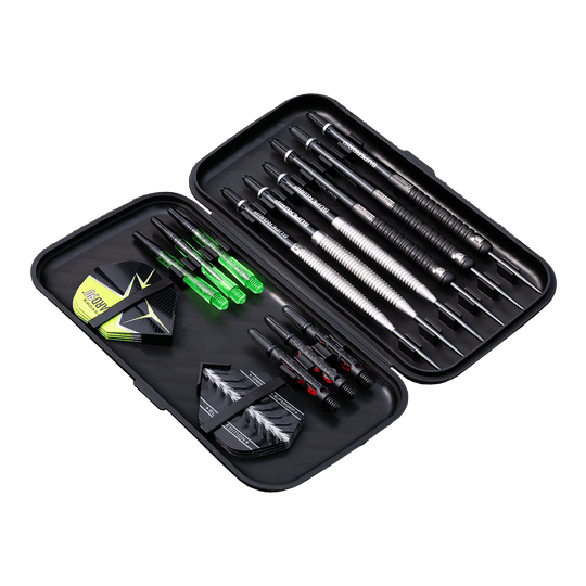 Pouzdro na šipky Harrows Slimcase Das Bild zeigt ein geöffnetes schwarzes Dart-Etui mit mehreren Darts, Flights und Shafts. Das Zubehör ist ordentlich in Fächern und Gummibändern sortiert.