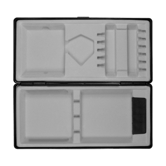 ABS krabice s vlastním potiskem Das Bild zeigt eine geöffnete schwarze Box mit mehreren Fächern und Einteilungen. Die Innenausstattung besteht aus hellem Schaumstoff, der zur sicheren Aufbewahrung verschiedener Gegenstände dient.