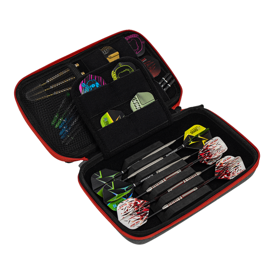 Peněženka na šipky Harrows Smart Case XL In diesem Bild ist ein offenes Dart-Etui zu sehen, das mehrere Darts und Zubehörteile enthält. Das Etui ist schwarz mit rotem Rand und bietet verschiedene Fächer für Flights und Ersatzteile.