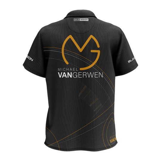 Polo šipková košile Winmau Limited Edition Tour Das Bild zeigt ein schwarzes Dartshirt mit goldenen und weißen Akzenten. Auf der Rückseite steht "Michael van Gerwen" zusammen mit einem großen, stilisierten "MVG"-Logo.