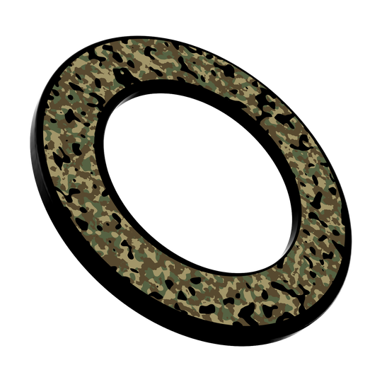 Obložení terče McDart Camo Abgebildet ist das Produkt 'DBS-CAMO1_McDart_Camo_Dartboard_Surround_Woodland_3'. Es erscheint als eine Camouflage-Umrandung für ein Dartboard im Woodland-Stil.