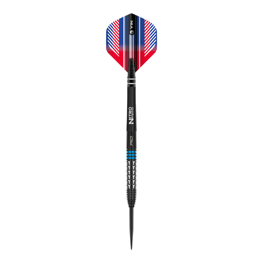 Das Bild zeigt einen Red Dragon Vengeance Blue Steeldart. Der Dart hat blaue und silberne Akzente sowie einen farbigen Flight in Rot, Blau und Weiß.