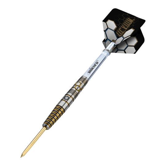 Ocelové šipky Unicorn Hexium Style 03 Zlaté a černé Unicorn Hexium Style 03 Gold & Black Steeldarts sind auf diesem Bild zu sehen. Das Design kombiniert schwarze und goldene Elemente auf den Steeldarts.