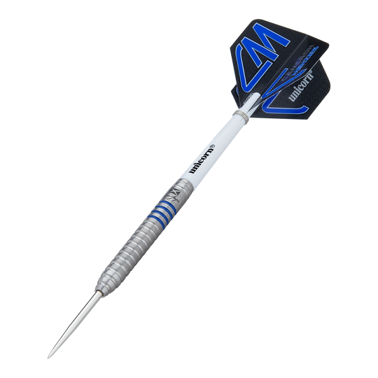 Ocelové šipky Unicorn Contender Cameron Menzies - 23g Auf dem Bild ist ein Steeldart mit silbernem, gerilltem Barrel und blauen Akzenten zu sehen. Das Flight trägt die Aufschrift "Unicorn Contender Camerion Menzies" und das Dart wiegt 23 Gramm.