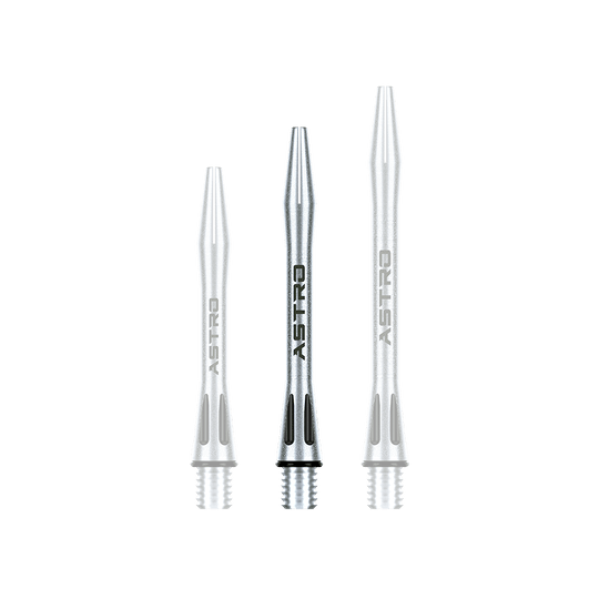 7012-401_Winmau_Astro_Aluminium_Shafts_Schwarz_41mm_1WWupY7azmQfMW Das Bild zeigt drei silberne Winmau Astro Aluminium Shafts in unterschiedlicher Länge. Auf jedem Shaft steht das Wort "ASTRO" und unten befindet sich ein schwarzes Design.
