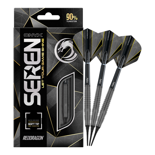 Das Bild zeigt die "Red Dragon Seren 4 Onyx Softdarts - 20g" mit einer eleganten schwarzen Verpackung. Drei schwarze Softdarts mit gelben und grauen Akzenten sind neben der Verpackung abgebildet.