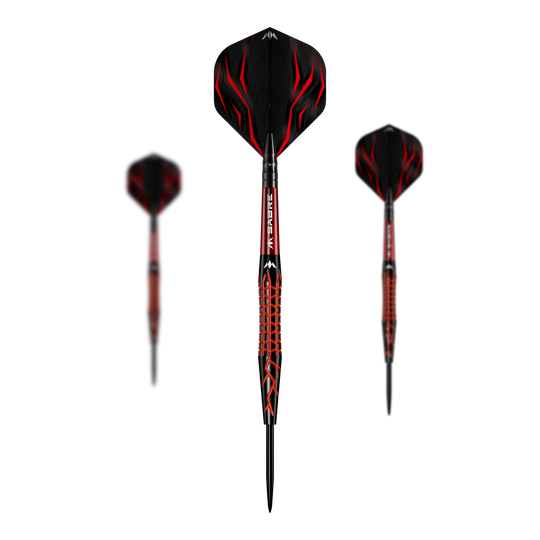 Mise Lava Steeldarts Das Bild zeigt die Mission Lava Steeldarts mit einem auffälligen roten und schwarzen Design. In der Mitte ist ein Dartpfeil von vorne zu sehen, während links und rechts seitliche Ansichten dargestellt sind.