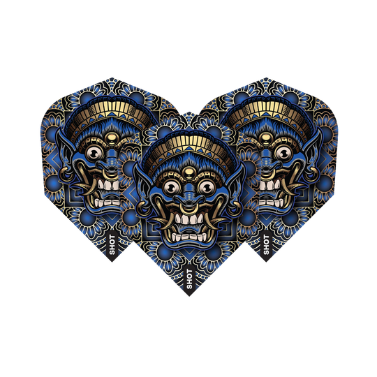 Výstřel z kmenové zbraně Java č. 6 Das Bild zeigt drei Dartflights mit einem auffälligen, tribal-inspirierten Maskendesign in Blau, Schwarz und Gold. Auf jedem Flight steht am Rand das Wort „SHOT“.