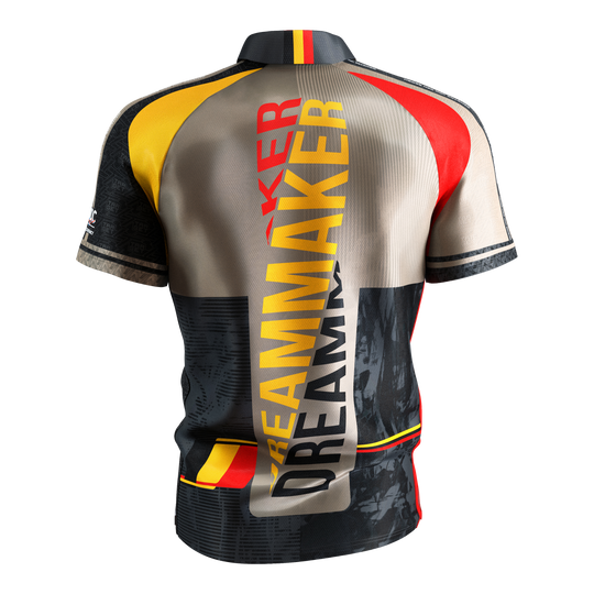 Dies ist das Target Coolplay Dimitri Van Den Bergh 2025 Dartshirt. Auf der Rückseite steht in großen Buchstaben "DREAMMAKER" und das Shirt hat auffällige Farben in Gelb, Rot und Schwarz.