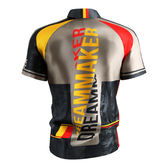Šipková košile Target Coolplay Dimitri Van Den Bergh 2025 Dies ist das Target Coolplay Dimitri Van Den Bergh 2025 Dartshirt. Auf der Rückseite steht in großen Buchstaben "DREAMMAKER" und das Shirt hat auffällige Farben in Gelb, Rot und Schwarz.