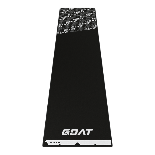 Dies ist ein schwarzer Dartteppich mit dem weißen GOAT-Logo am unteren und oberen Rand. Am unteren Ende ist zudem eine Markierung mit der Aufschrift "2.37M" zu sehen.