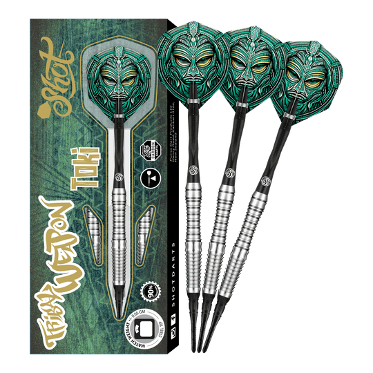 Das Bild zeigt das Produkt "Shot Tribal Weapon Toki Softdarts" mit einer auffälligen, grünen Tribal-Maske auf den Flights. Links ist die Verpackung zu sehen, daneben drei zusammengebaute Softdarts.