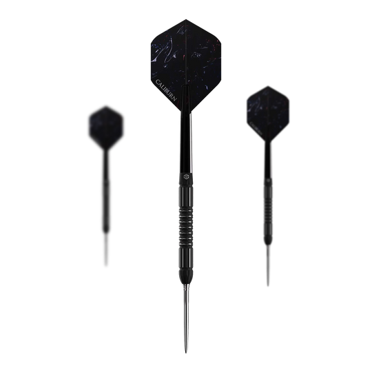 Ocelové šipky Caliburn Sword S2 Das Bild zeigt drei schwarze Steeldarts des Produkts „Caliburn Sword S2 Steeldarts“. In der Mitte ist ein Dartpfeil von vorne zu sehen, links und rechts sind sie von der Seite dargestellt.