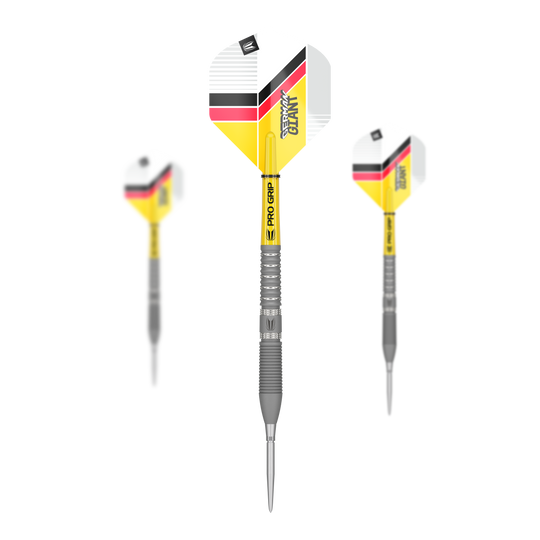 Ocelové šipky Target Gabriel Clemens GEN2 Swiss Point Auf dem Bild sind drei Steeldarts mit gelben, weißen, schwarzen und roten Flights zu sehen. Der mittlere Dart ist groß abgebildet, während die beiden anderen kleiner und seitlich daneben stehen.