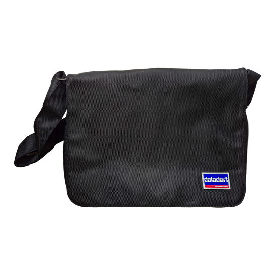 Taška na šipky DataDart Team - černá Diese Abbildung zeigt die DataDart Team Darttasche in Schwarz. Die Tasche hat einen Schultergurt und ein kleines DataDart-Logo auf der Vorderseite.