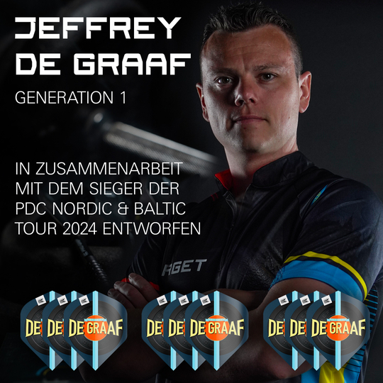 Target Pro Ultra Jeffrey De Graaf GEN1 No2 Standardní letky - 3 sady Das Bild zeigt Jeffrey de Graaf neben dem Produkt "Target Pro Ultra Jeffrey De Graaf GEN1 No2 Standard Flights - 3 Sets". Unten im Bild sind die drei Sätze der Flights mit dem Aufdruck "DE GRAAF" zu sehen.