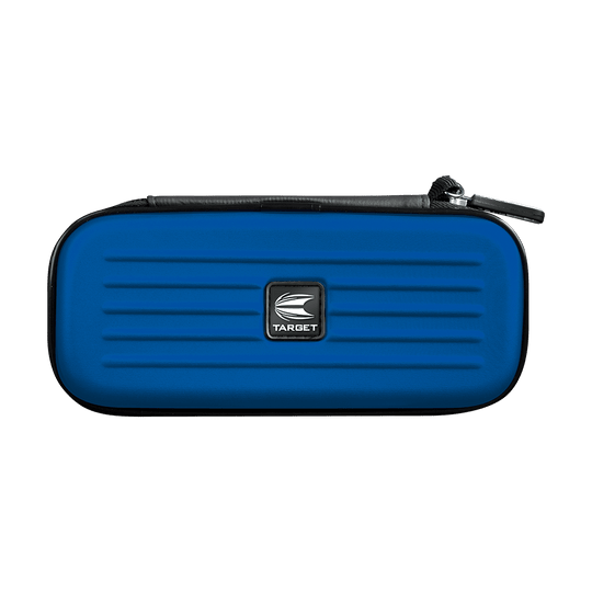 125822_Target_Takoma_Dartwallet_Blau_1 Das Bild zeigt das Produkt "Target Takoma Dartwallet". Es handelt sich um ein blaues Etui mit einem Reißverschluss und einem silbernen Target-Logo in der Mitte.