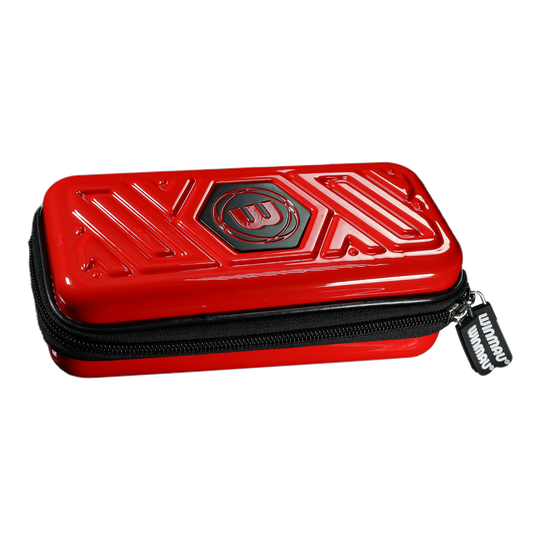 Peněženka Winmau Armor G1 Dart Das Bild zeigt ein rotes Dart-Etui mit einem schwarzen Reißverschluss. Auf der Oberseite befindet sich ein eingeprägtes Muster und das Winmau-Logo.