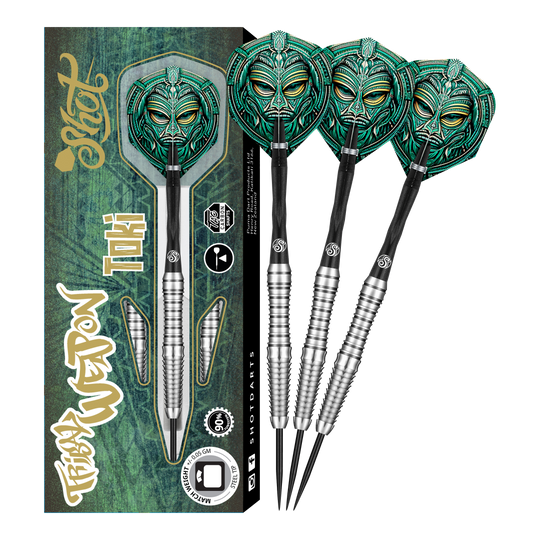 Das Bild zeigt das Produkt "Shot Tribal Weapon Toki Steeldarts" mit drei silbernen Steeldarts und auffälligen, grün verzierten Flights. Die Verpackung hebt das Tribal-Design und die hohe Qualität der Darts hervor.