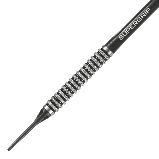 HA06816-Harrows-Nemesis-85-Softdarts-2 Das Bild zeigt einen Softdartpfeil mit einem silbernen Griffmuster und schwarzer Spitze. Auf dem Schaft steht das Wort "SUPERGRIP".