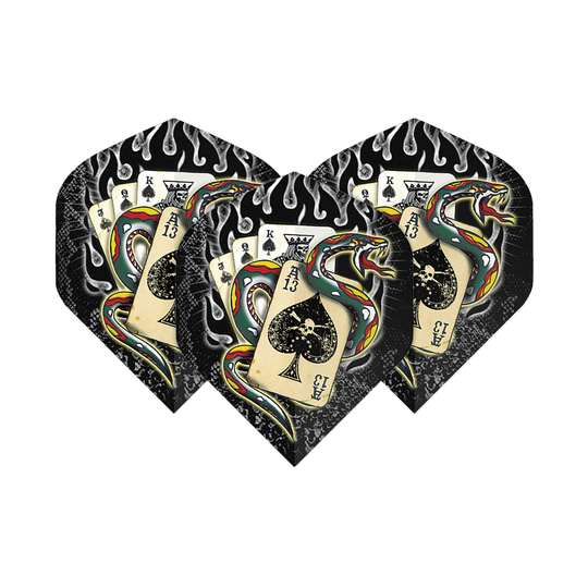 Standardní letky Alchemy Snake Of Spades No2 Das Bild zeigt drei Dartflights mit einem auffälligen Design. Auf den Flights sind Spielkarten, eine bunte Schlange und Flammen abgebildet.
