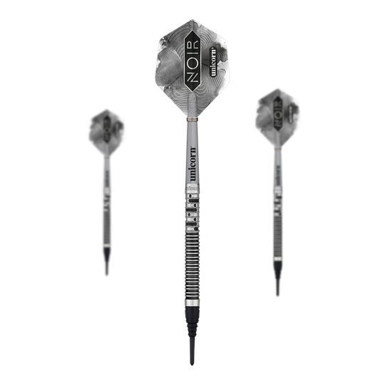 Unicorn Noir Gary Anderson Fáze 5 měkké šipky Das Bild zeigt drei Softdarts der Marke „Unicorn Noir Gary Anderson Phase 5“. Die Darts haben ein elegantes, silber-schwarzes Design mit dem Schriftzug „NOIR“ auf den Flights.