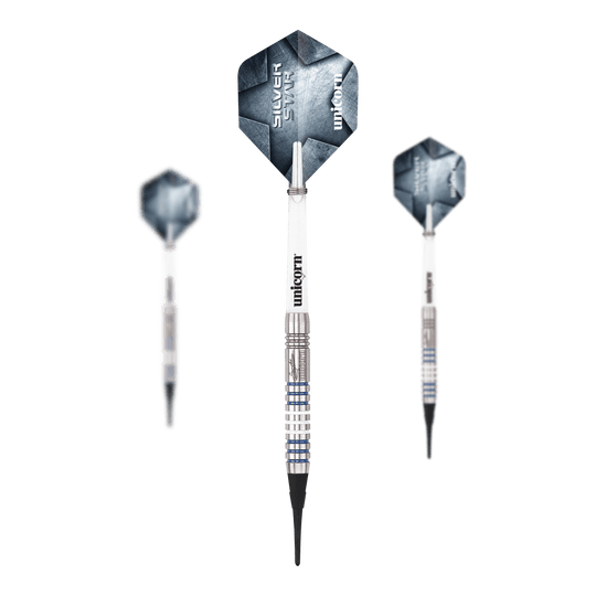 Měkké šipky Unicorn Silver Star Var.3 Gary Anderson Das Produkt Unicorn Silver Star Var.3 Gary Anderson Softdarts ist als Set abgebildet. Man sieht die Dartpfeile in einer Verpackung angeordnet.