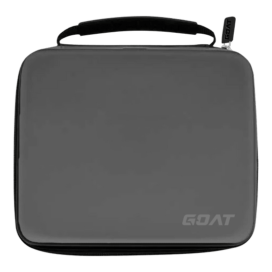 Peněženka GOAT Locker XXL Dart Auf dem Bild ist ein graues Etui mit einem Griff und einem Reißverschluss zu sehen. In der rechten unteren Ecke befindet sich das Logo „GOAT“.