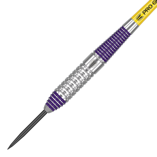Šipky Target Luke Littler mosazné ocelové - 22g Das Bild zeigt einen Target Luke Littler Brass Steeldart mit einem Gewicht von 22g. Der Dart hat silberne und violette Rillen am Griff sowie eine gelbe Beschriftung am Schaft.