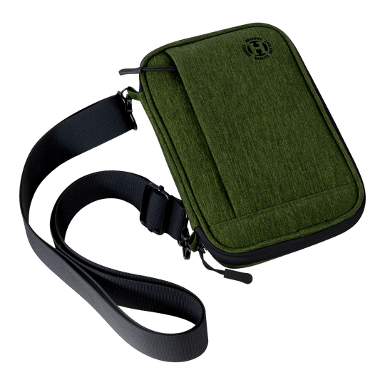 Peněženka na šipky Harrows Smart Case XL Auf dem Bild ist eine grüne Tragetasche mit einem schwarzen Schultergurt zu sehen. Die Tasche hat eine Klappe und wirkt robust und modern.