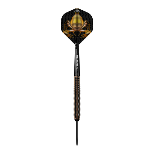 Das Bild zeigt einen Mission Scorpion Steeldart mit einem auffälligen Scorpion-Design auf den Flights. Der Dart hat ein elegantes, schwarzes und goldenes Erscheinungsbild und sieht sehr hochwertig aus.