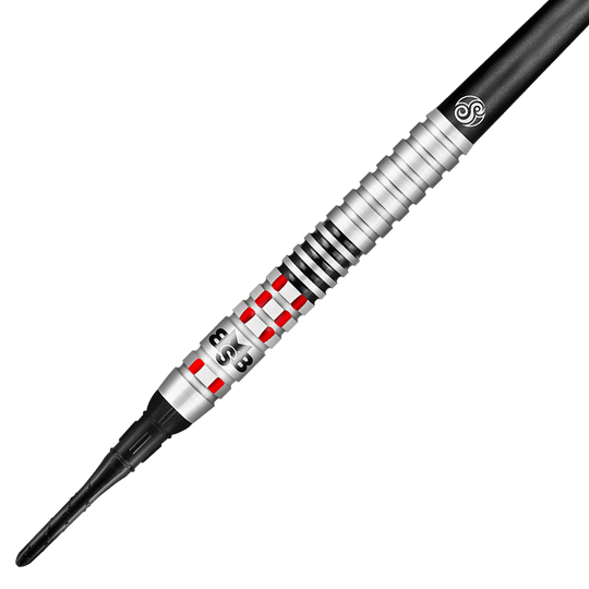 Šipky Shot Michael Smith Achieve Soft Das Bild zeigt einen Shot Michael Smith Achieve Softdart. Der Dartpfeil ist silberfarben mit roten und schwarzen Akzenten und hat eine strukturierte Griffzone.