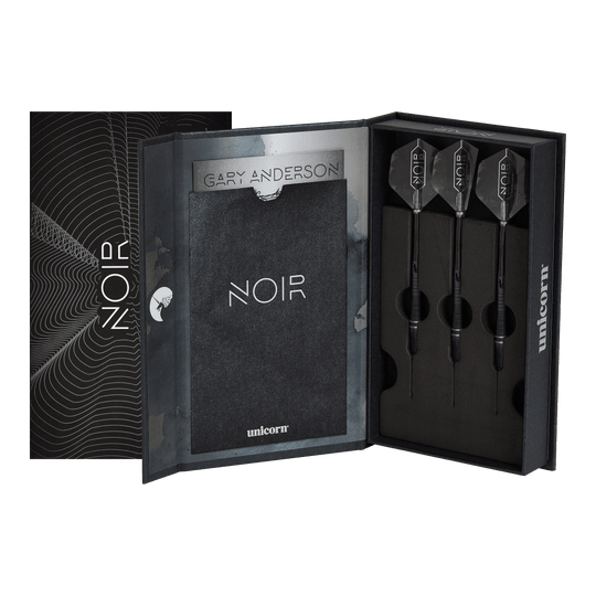 Šipky Unicorn World Champion Gary Anderson Noir Phase 6 Soft Das Bild zeigt eine elegante schwarze Verpackung mit der Aufschrift "NOIR", in der drei Softdarts ordentlich eingelegt sind. Es handelt sich um das Produkt "Unicorn World Champion Gary Anderson Noir Phase 6 Softdarts".