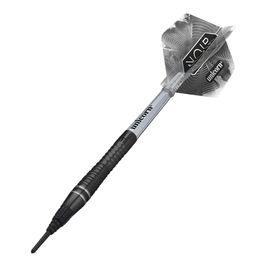 Šipky Unicorn World Champion Gary Anderson Noir Phase 6 Soft Das Bild zeigt einen Unicorn World Champion Gary Anderson Noir Phase 6 Softdart. Der Dartpfeil ist schwarz-silbern und hat ein modernes, gemustertes Flight-Design.